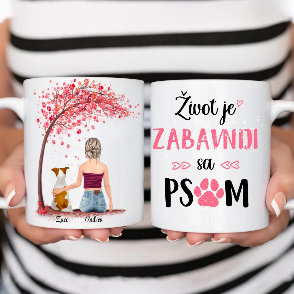 Devojka i pas roze drvo šoljica