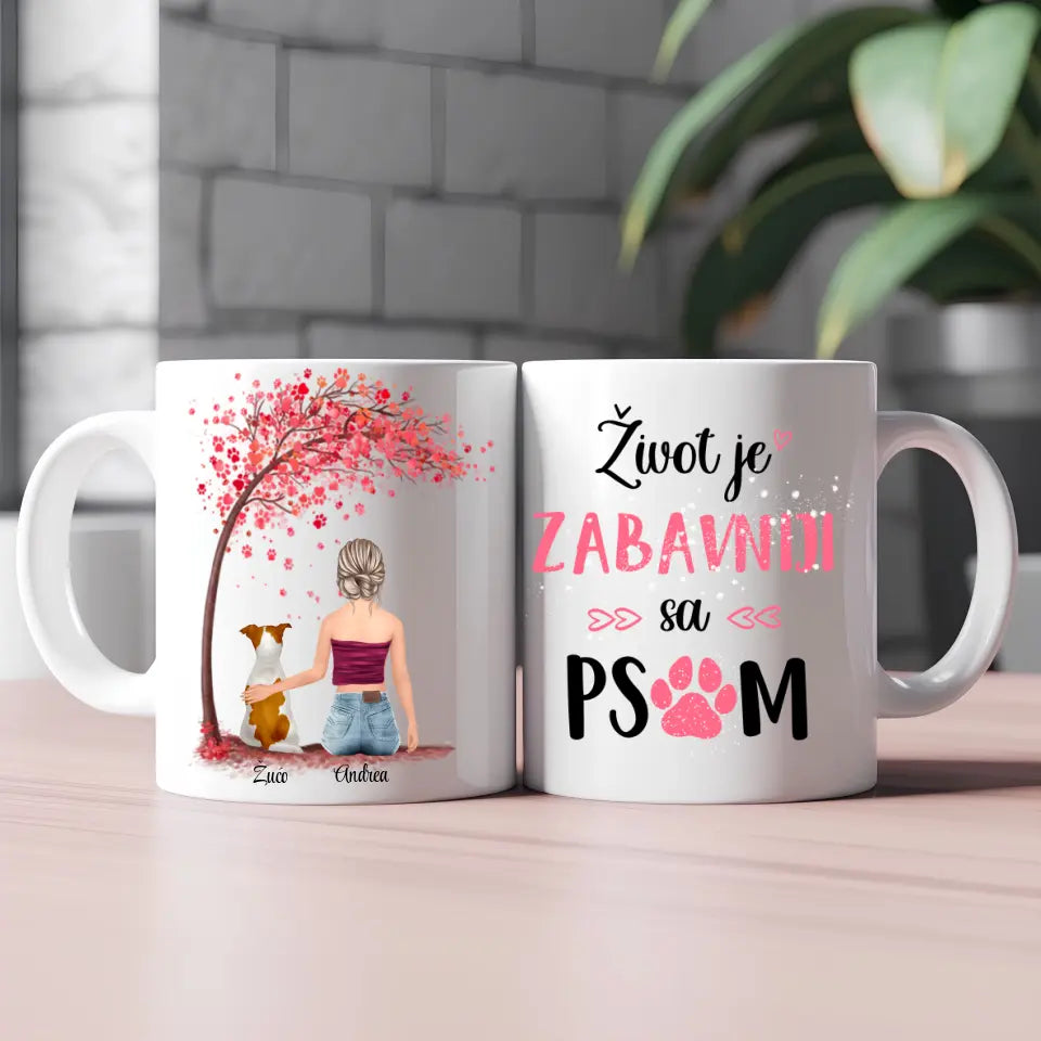 Devojka i pas roze drvo šoljica