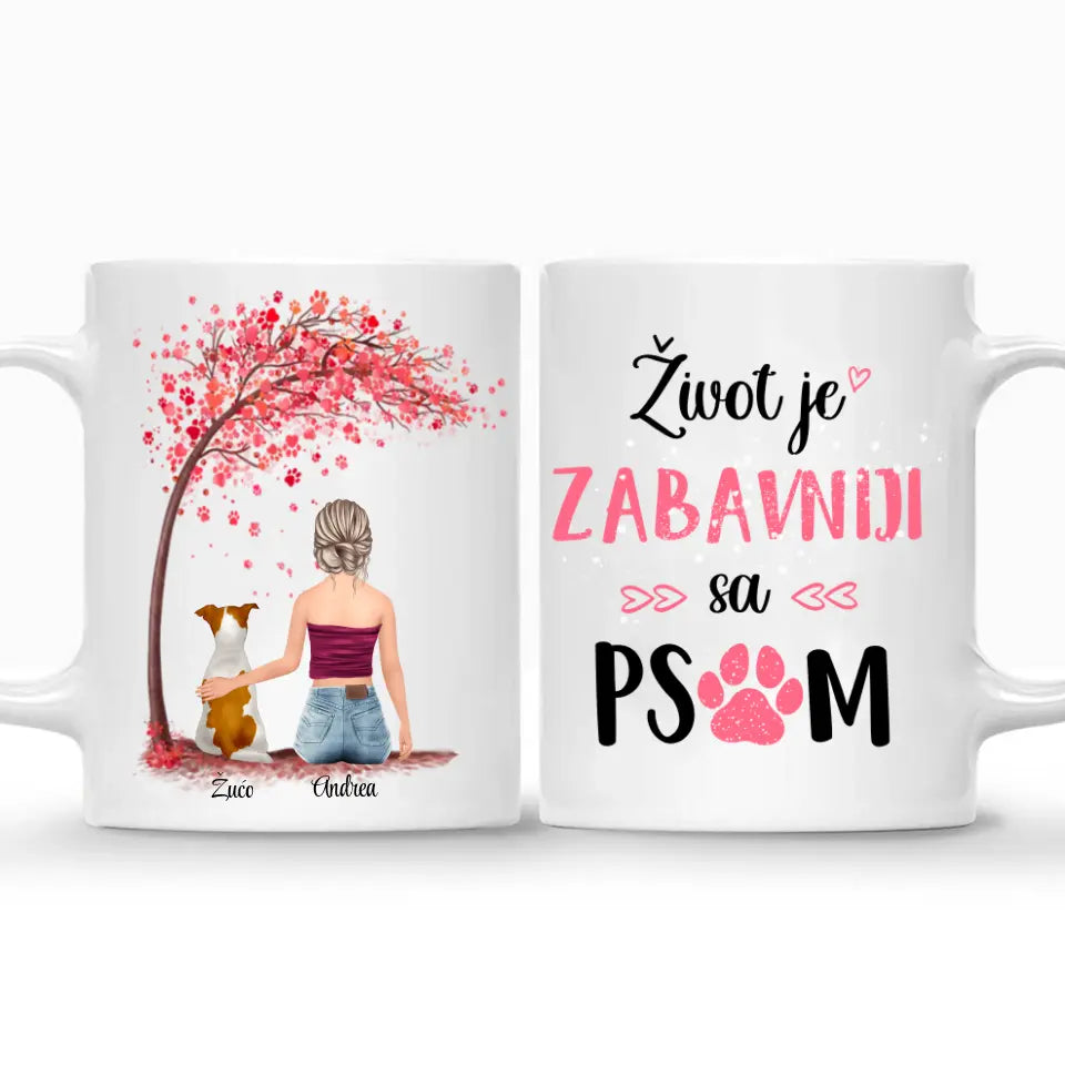 Devojka i pas roze drvo šoljica